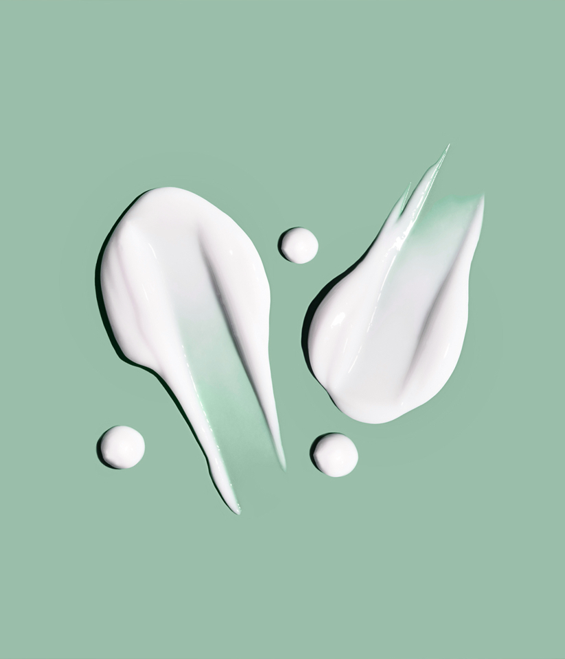 Dalton kremas pateptas ant žalio fono