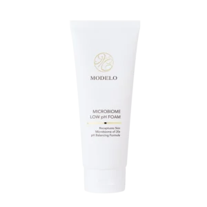Modelo putojantis prausiklis su probiotikais "Microbiome foam cleanser"