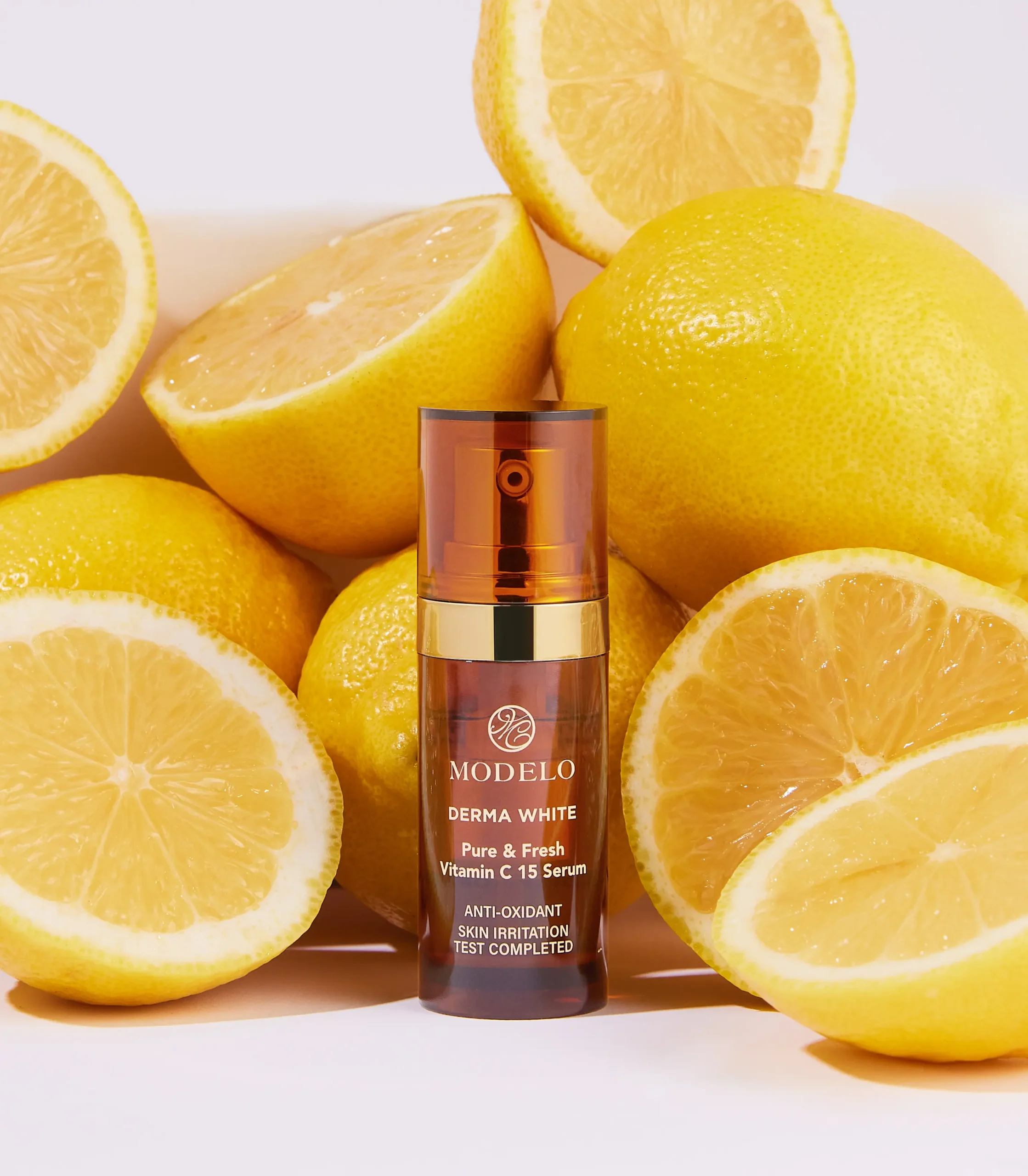 Modelo skaistinamsis serumas su vit C citrinų fone